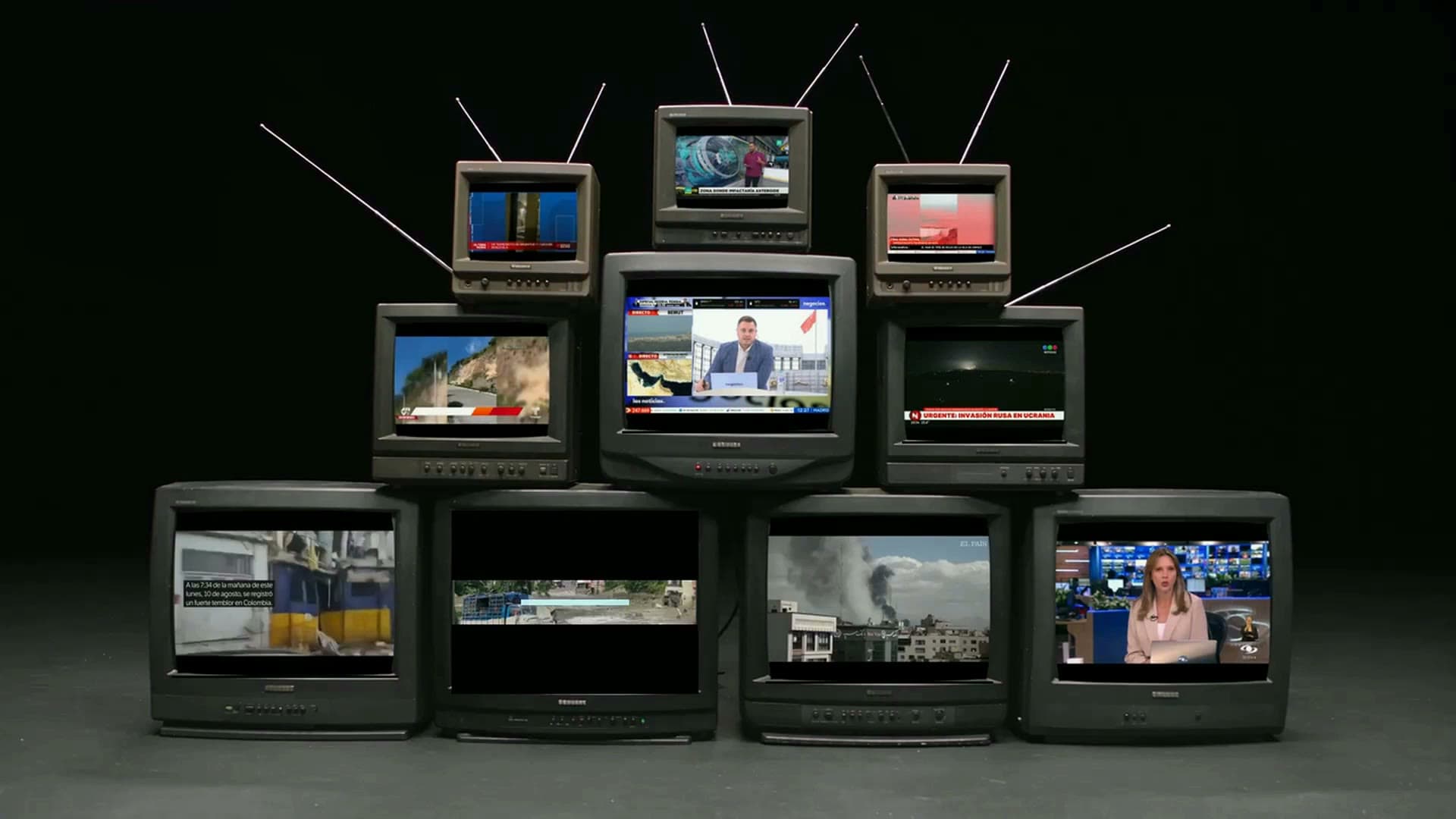 Montaje de televisores con fragmentos informativos e identificaciones visibles