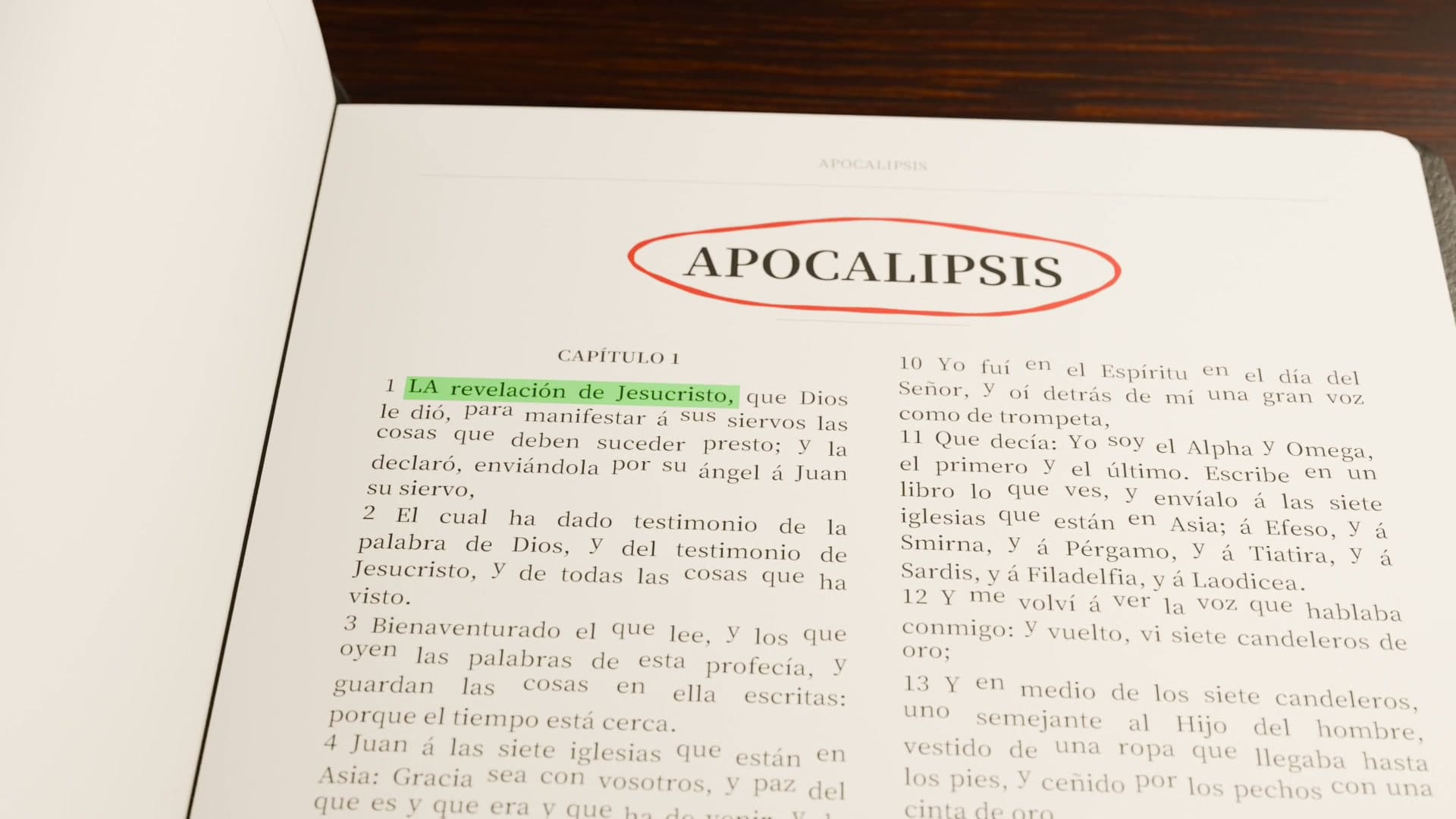 Página abierta del Apocalipsis con el título marcado en rojo