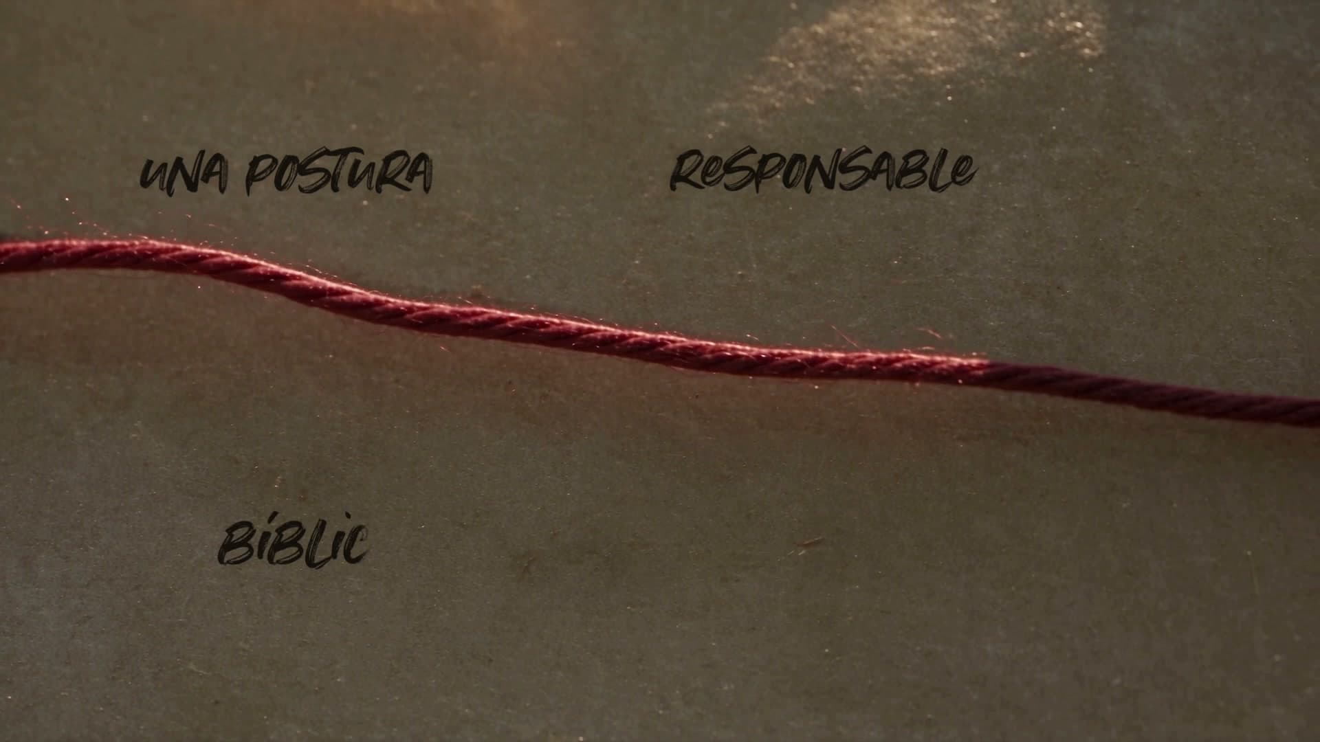 Hilo rojo que conecta elementos de una composición de papel