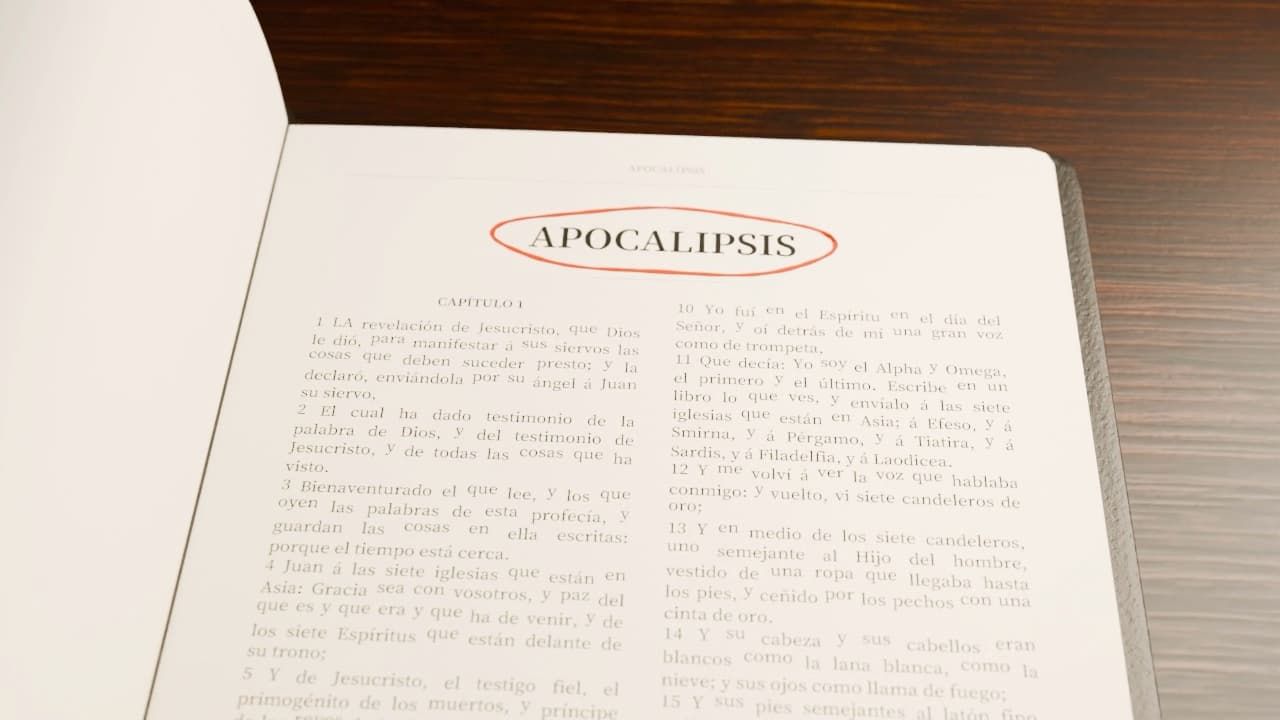 Plano cercano de la palabra Apocalipsis marcada en la página renderizada de la Biblia