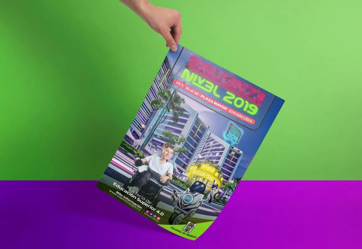Siguiente Nivel brochure held in a hand, from the Casaingenia case