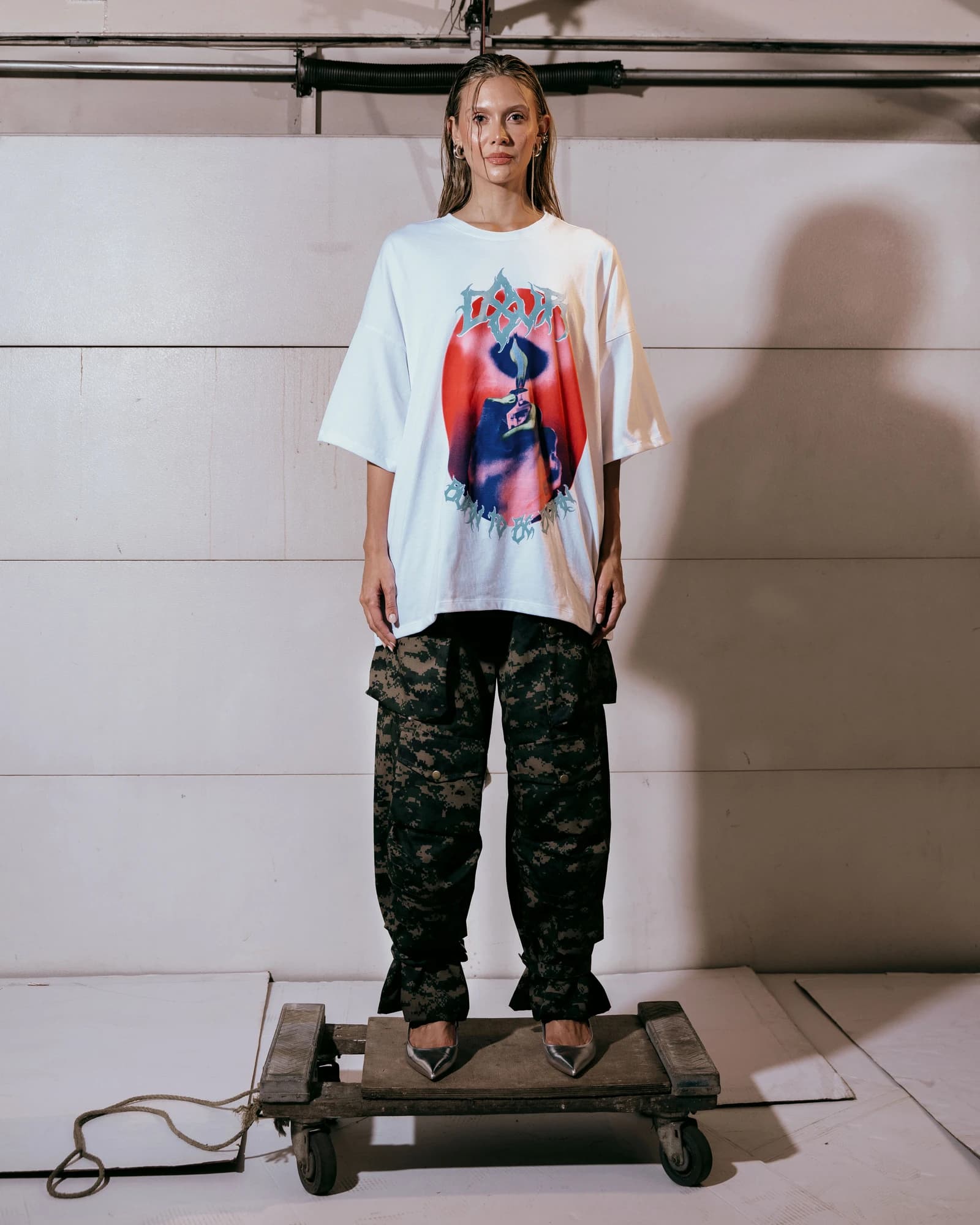 Lookbook Do Over: camiseta gráfica y pantalón camuflado, fotografía de Samuel Martínez