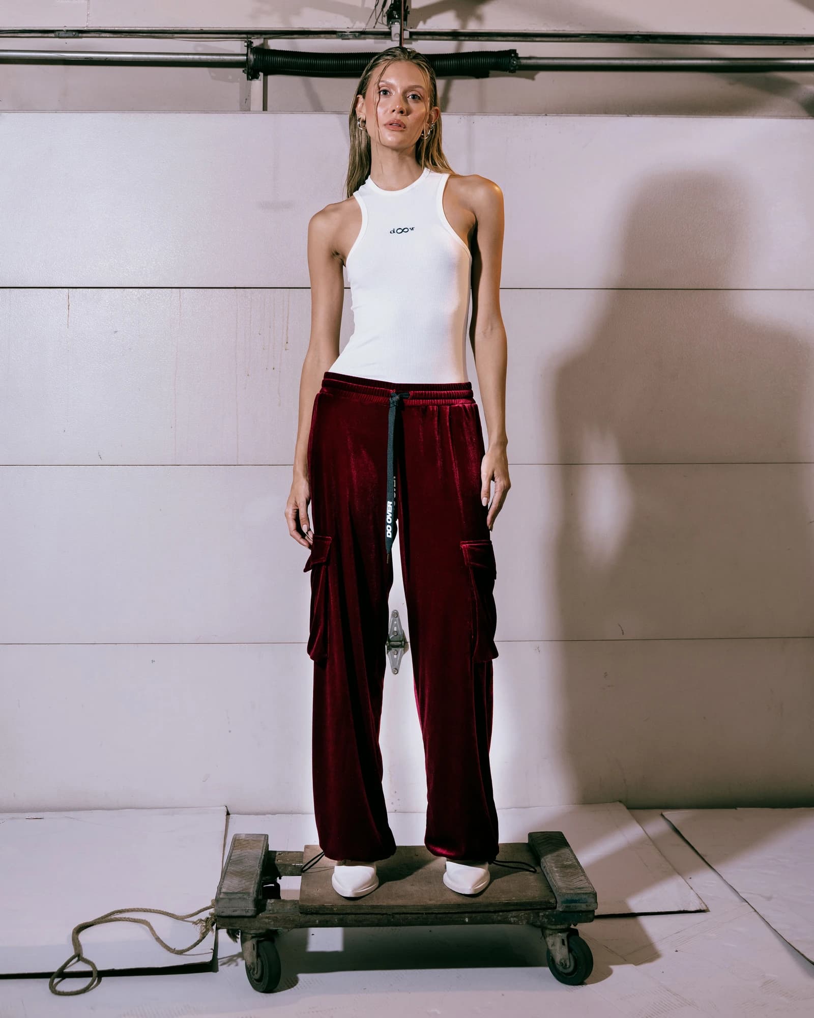 Lookbook Do Over: camiseta blanca sin mangas y pantalón rojo, fotografía de Samuel Martínez