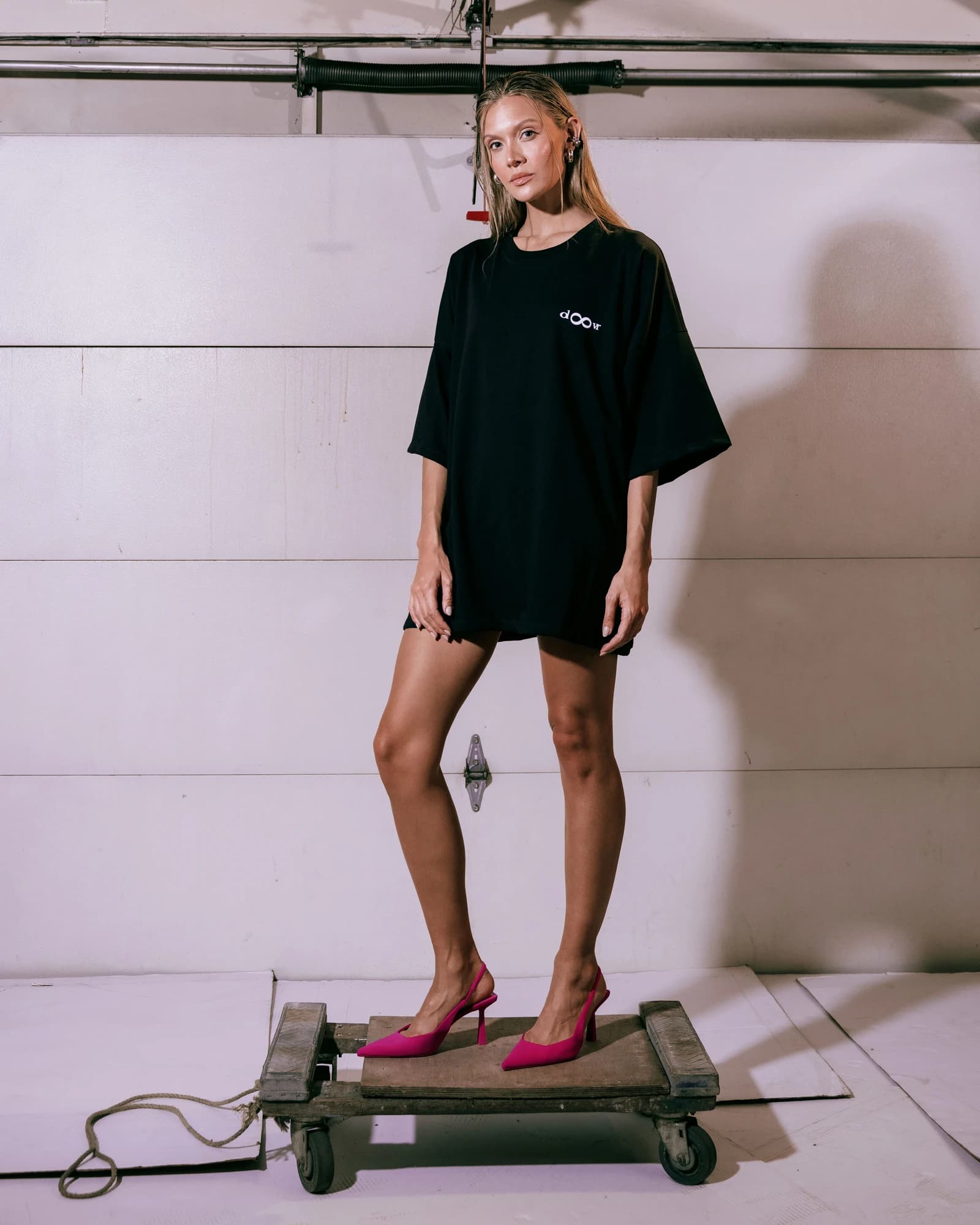 Do Over lookbook: black tee and pink heels, photographed by Samuel Martínez