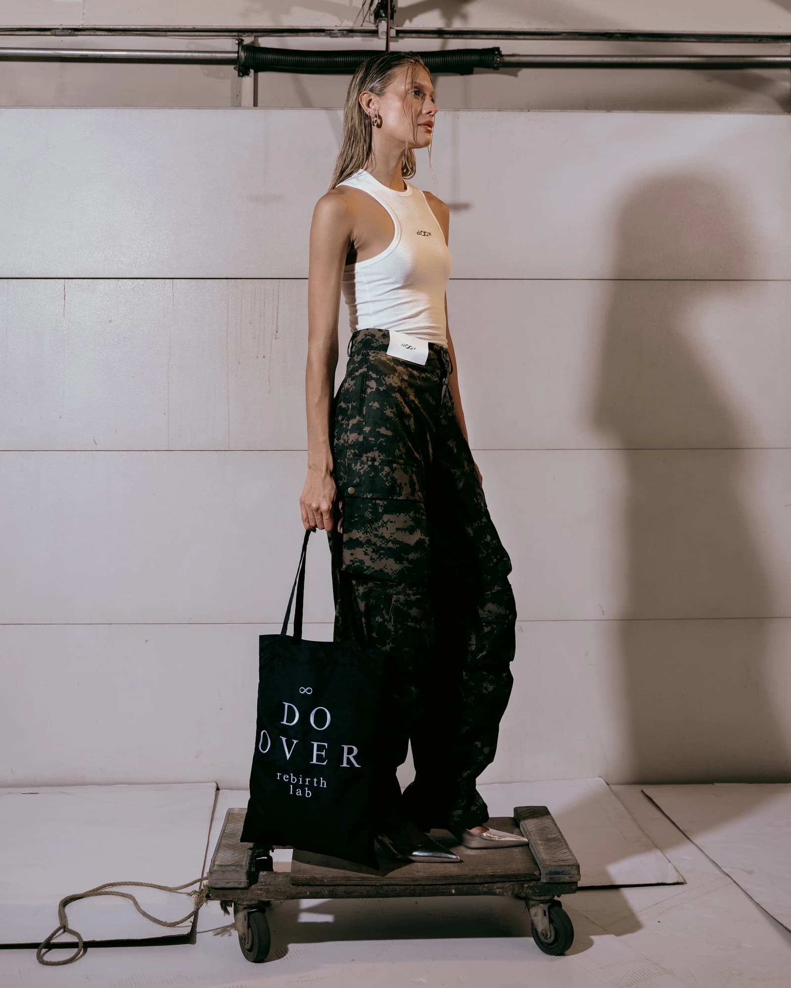 Lookbook Do Over: perfil con bolsa de marca, fotografía de Samuel Martínez