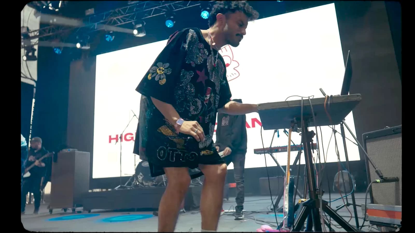 Higuita en Chanclas performing on stage at Estéreo Picnic