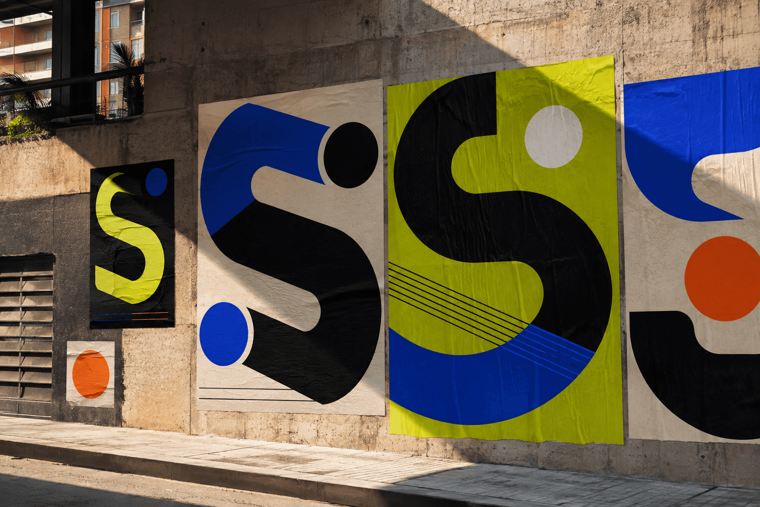 Grandes afiches abstractos de campaña instalados en un muro de concreto
