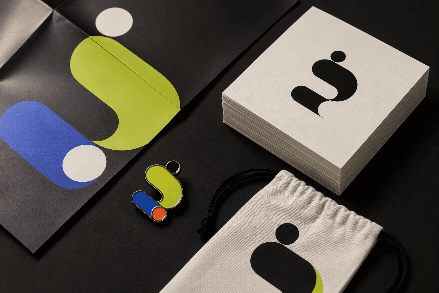 Sistema de marca aplicado a tarjetas impresas, un pin y una bolsa de tela